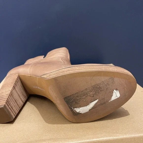 BRAND NEW Lucky Brand Quintei Boot 9.5 Macaroon leather - Picture 2 of 3